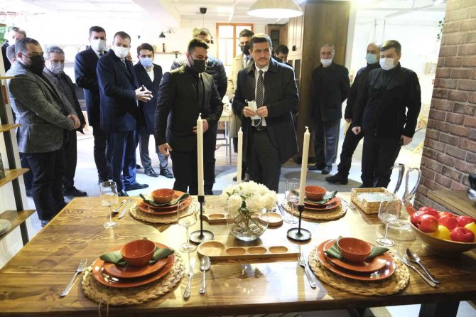 Dünya Markalarıyla Yarışan Kardeşlerin Hikayesini Vali Arslantaş Anlattı