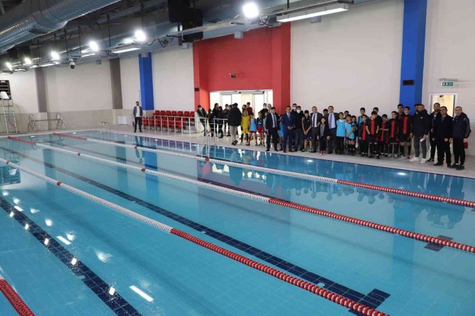 Kaymakam Tunç, Olimpik Yüzme Havuzunda İncelemelerde Bulundu