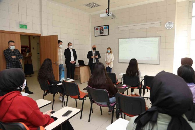 500 Öğrenciyi Geleceğe Hazırlıyorlar