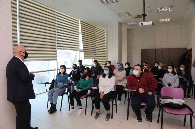 500 Öğrenciyi Geleceğe Hazırlıyorlar