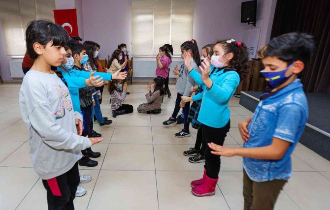 Esenyurt’ta Çocuklar Tiyatro Eğitimi İle Hem Öğreniyor Hem Sosyalleşiyor