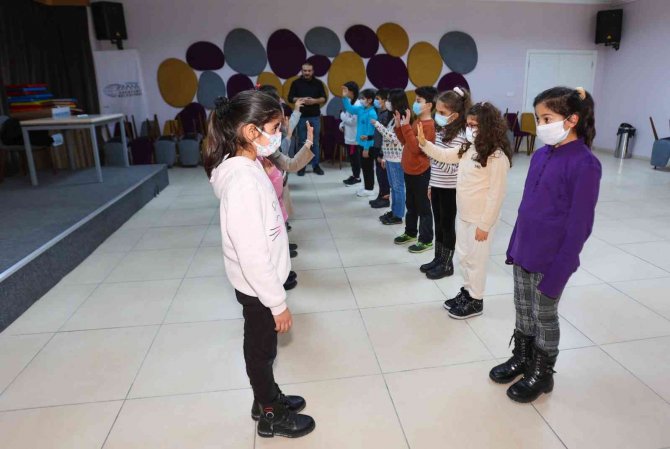 Esenyurt’ta Çocuklar Tiyatro Eğitimi İle Hem Öğreniyor Hem Sosyalleşiyor