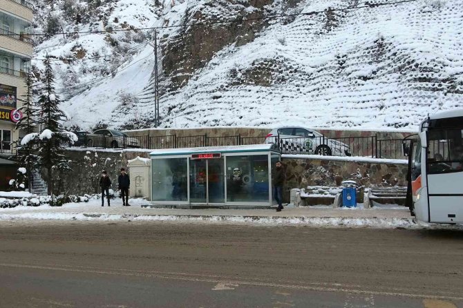 Gümüşhane’de Klimalı Duraklar Soğuk Kış Aylarında Vatandaşların İmdadına Yetişiyor