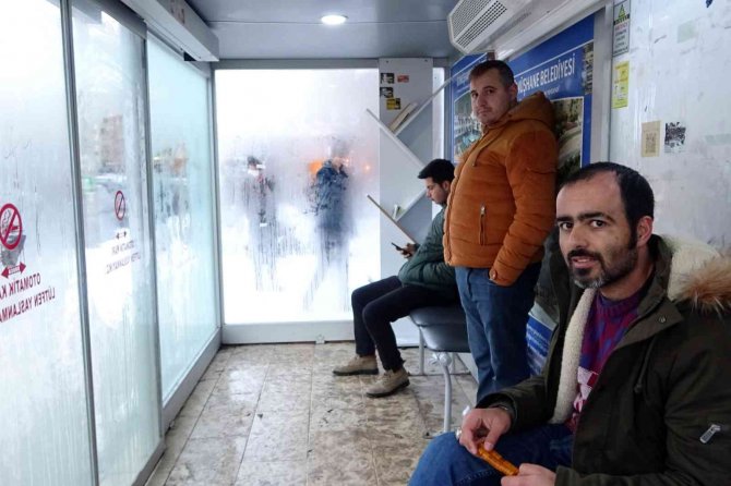 Gümüşhane’de Klimalı Duraklar Soğuk Kış Aylarında Vatandaşların İmdadına Yetişiyor