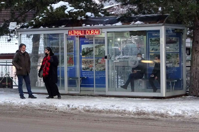 Gümüşhane’de Klimalı Duraklar Soğuk Kış Aylarında Vatandaşların İmdadına Yetişiyor