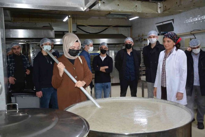 Düzce Üniversitesi Öğrencileri Açık Mutfakta