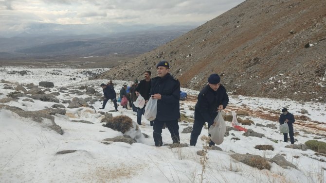 Karla Kaplı Dağlara Yaban Hayvanları İçin Yem Bıraktılar
