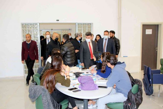 Üniversite Öğrencilerine Finaller Öncesinde Rektör Morali