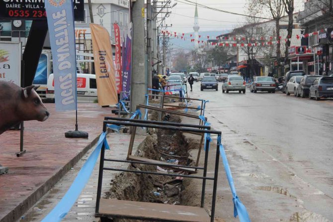9 Aydır Bitmeyen Proje Esnafı İsyan Ettirdi