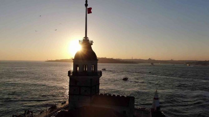 Kız Kulesi’nde Gün Batımı Kartpostallık Görüntüler Oluşturdu
