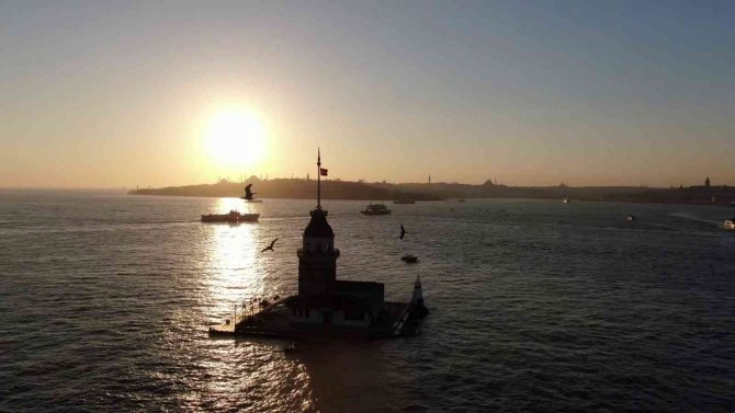 Kız Kulesi’nde Gün Batımı Kartpostallık Görüntüler Oluşturdu