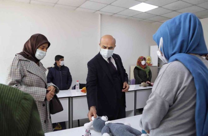 Mardin’de Başarılı Kadın Kursiyerler Sertifikalarını Aldı