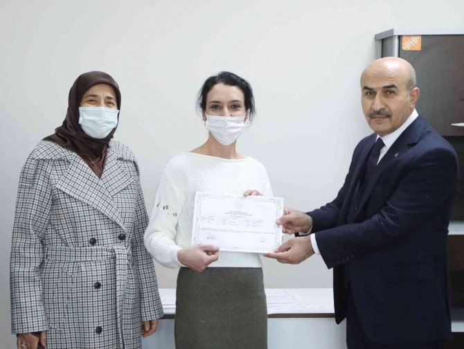 Mardin’de Başarılı Kadın Kursiyerler Sertifikalarını Aldı