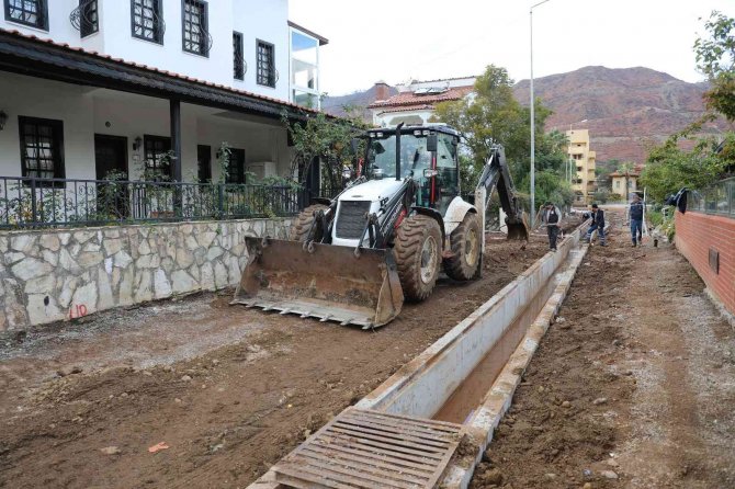 Marmaris Belediyesi Ekipleri İ̇çmeler’de Çalışmalarına Hız Verdi