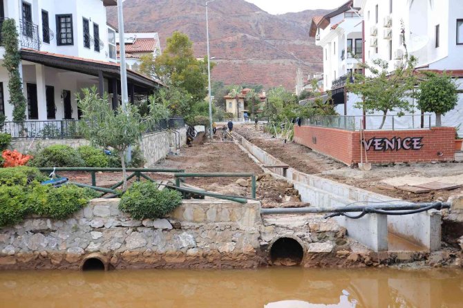 Marmaris Belediyesi Ekipleri İ̇çmeler’de Çalışmalarına Hız Verdi