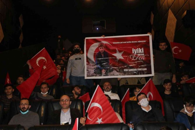 Öğrenciler Türk Bayraklarıyla Sinemada 