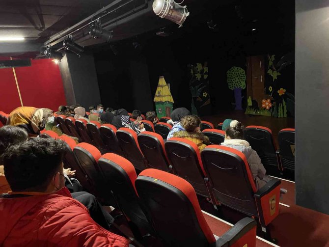 İ̇letişim Fakültesi Öğrencilerinden Köy Okuluna “İ̇letişim Ve Sanat” Köprüsü