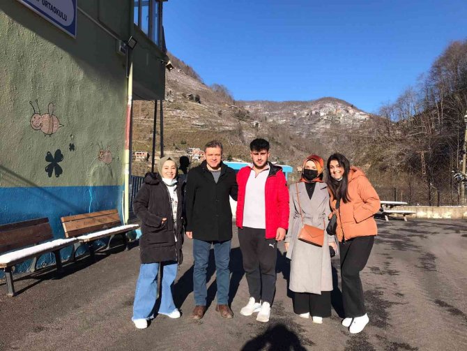 İ̇letişim Fakültesi Öğrencilerinden Köy Okuluna “İ̇letişim Ve Sanat” Köprüsü