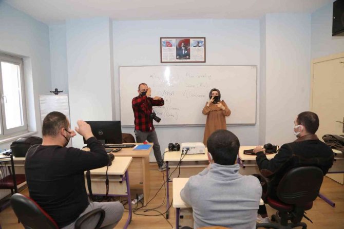 İ̇şaret Diliyle Fotoğraf Çekmeyi Öğreniyorlar