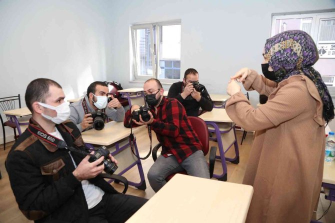 İ̇şaret Diliyle Fotoğraf Çekmeyi Öğreniyorlar