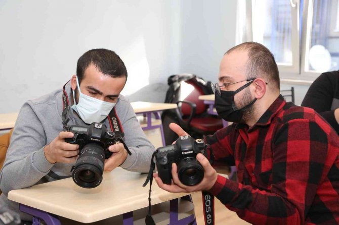İ̇şaret Diliyle Fotoğraf Çekmeyi Öğreniyorlar