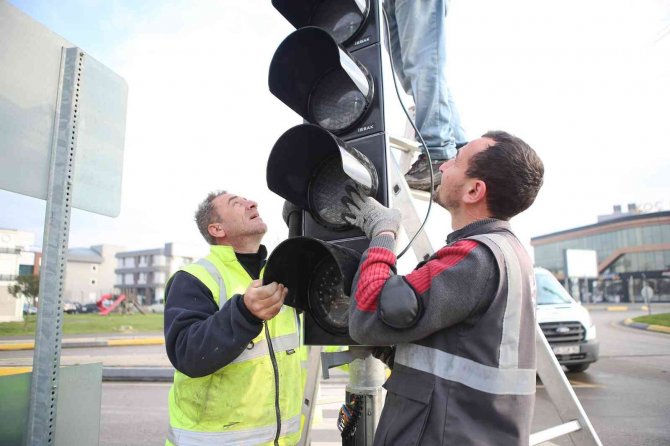 Trafik Yoğunluğu Yaşanan Bölgeye Akıllı Kavşak Sistemi