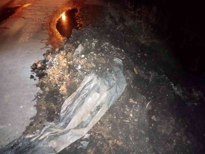 Dere Kenarına Dökülen Atıklar Mahalleliyi Bıktırdı
