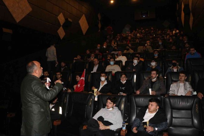 Öğrenciler Türk Bayraklarıyla Sinemada 