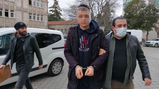 Bar Önünde 3 Kişi Bıçaklandı