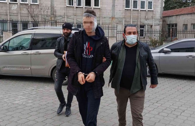 Bar Önünde 3 Kişi Bıçaklandı