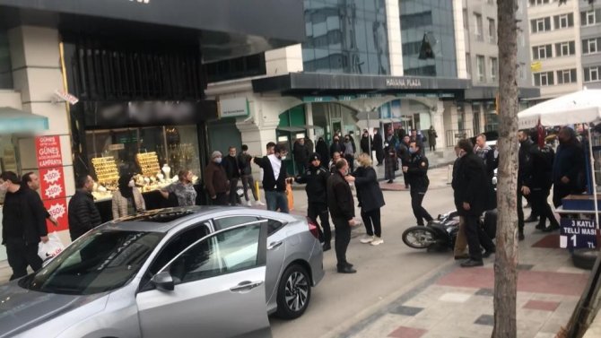 Motosiklet İle Otomobil Çarpışması Sonucu Sinirler Gerildi