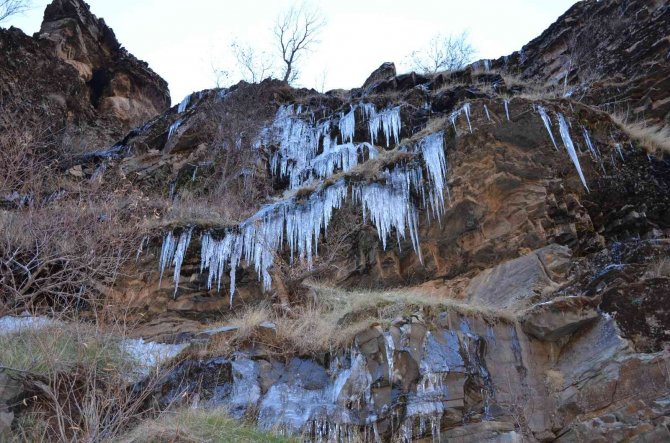 Şırnak’ta Aşırı Soğuklar 50 Metrelik Şelaleyi Dondurdu