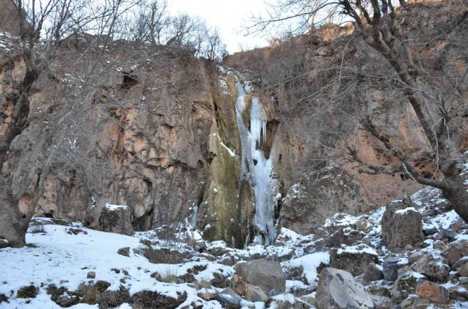 Şırnak’ta Aşırı Soğuklar 50 Metrelik Şelaleyi Dondurdu
