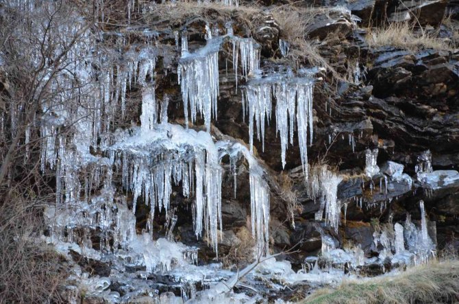 Şırnak’ta Aşırı Soğuklar 50 Metrelik Şelaleyi Dondurdu
