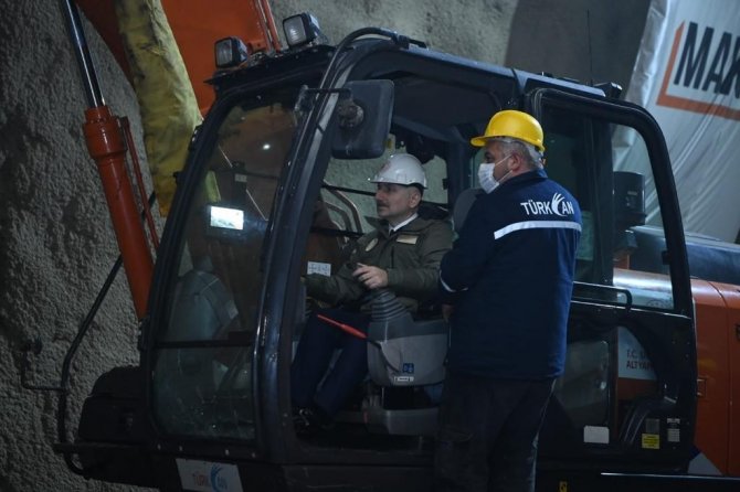 Bakan Karaismailoğlu: “Demirkapı Tüneli’nde Işık Göründü”