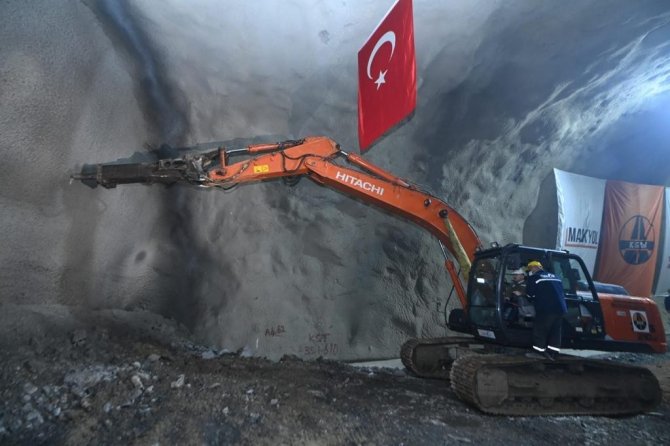 Bakan Karaismailoğlu: “Demirkapı Tüneli’nde Işık Göründü”
