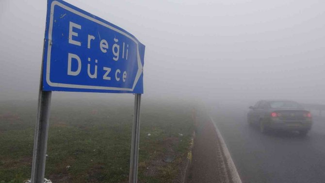 Yoğun Siste Karayolu Adeta Beyaza Büründü