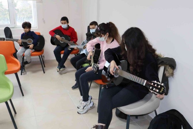 Şuhut’ta Gençlik Merkezi’nde Gitar Kursu Başladı