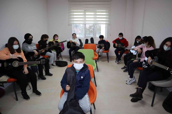 Şuhut’ta Gençlik Merkezi’nde Gitar Kursu Başladı