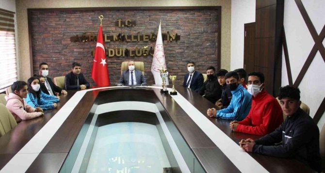 Ağrı Milli Eğitim Müdürü Kökrek, Çeşitli Yarışmalarda Başarılı Olan Öğrencilerle Bir Araya Geldi