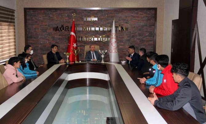 Ağrı Milli Eğitim Müdürü Kökrek, Çeşitli Yarışmalarda Başarılı Olan Öğrencilerle Bir Araya Geldi