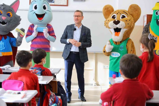 Başakşehir’de Öğrencilere 18 Bin Diş Bakım Seti Dağıtıldı