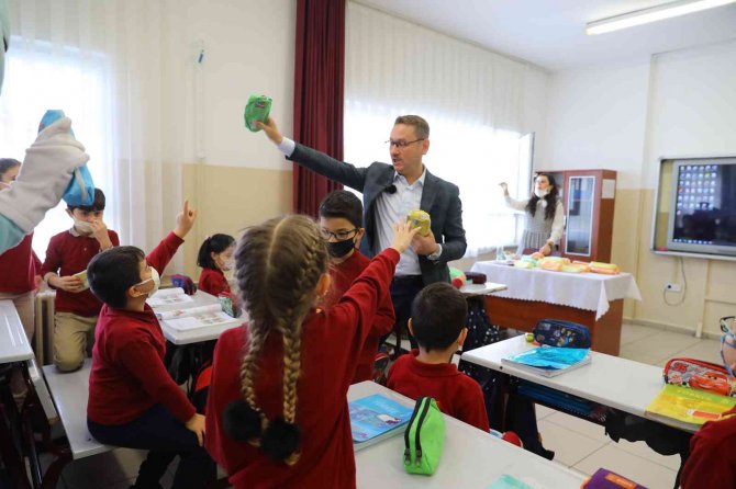 Başakşehir’de Öğrencilere 18 Bin Diş Bakım Seti Dağıtıldı