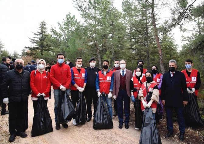 Bilecik Kent Ormanı’nda Yüzlerce Poşet Çöp Toplandı