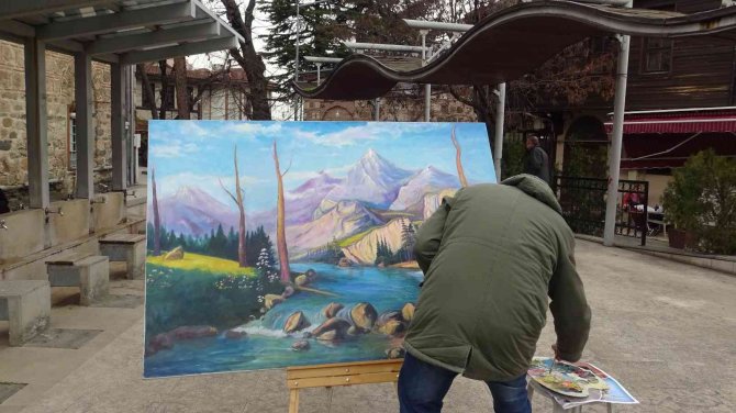 Sanatını Sokaklarda İcra Ediyor