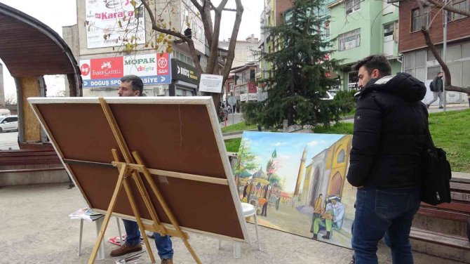 Sanatını Sokaklarda İcra Ediyor