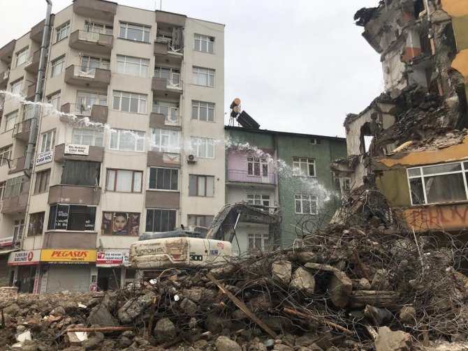 Elazığ’da Ağır Hasarlı Binaların Yıkımı Sürüyor