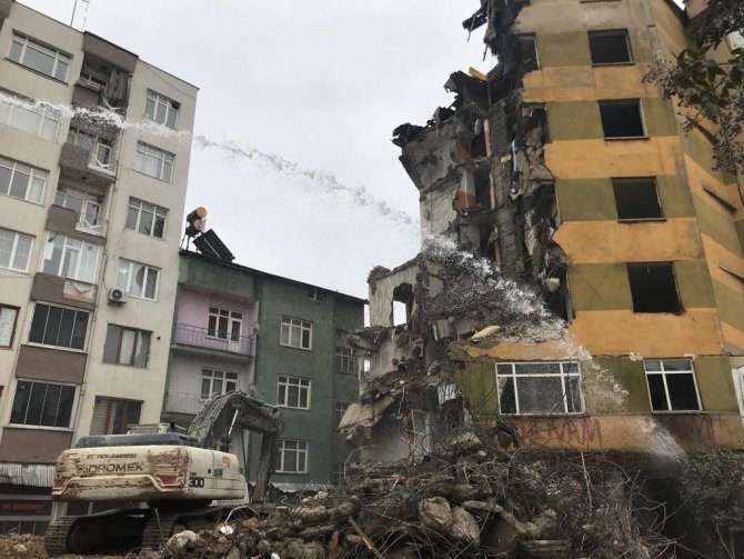 Elazığ’da Ağır Hasarlı Binaların Yıkımı Sürüyor
