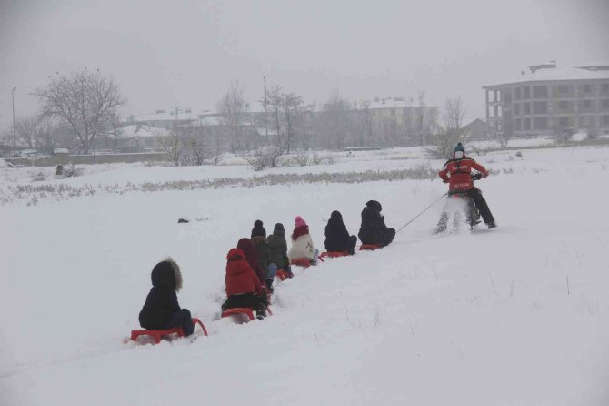 Çocukların Kros Motorlu Kızak Keyfi