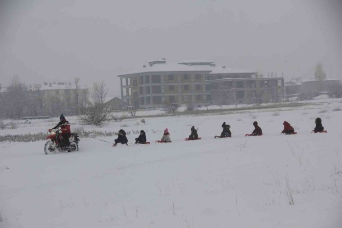 Çocukların Kros Motorlu Kızak Keyfi